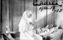 3A.-Regina-Maria-citind-unui-rănit-pe-patul-de-spital-din-Coțofenești-noiembrie-1917.jpg